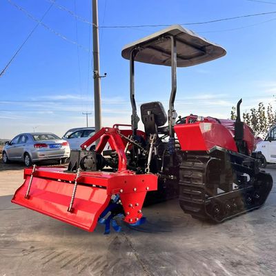 Potente piccolo trattore da 50 CV con attrezzature ausiliarie